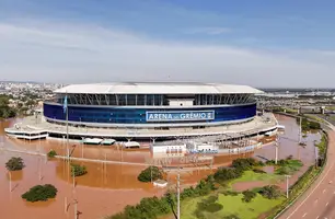 Os estádios Beira-Rio e Arena do Grêmio estão alagados, sem condições de acesso e partida (Foto: REUTERS)
