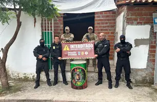 Polícia apreende material no Bar da Thays (Foto: Reprodução)