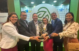 Prefeito de Alvorada do Gurgueia, Lécio Bezerra, recebe a homenagem durante lançamento do projeto Brasil Sustentável em Brasília (Foto: Tiago Moura / Conecta Piauí)