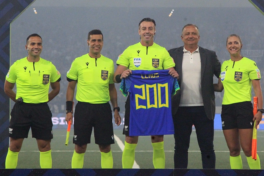 Raphael Claus recebe homenagem por 200 jogos no Campeonato Brasileiro