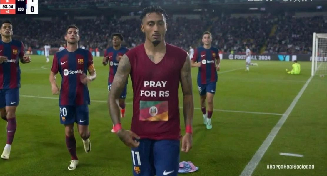 Raphinha é multado por mostrar camisa com apoio ao Rio Grande do Sul