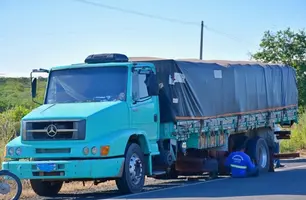 Roda de caminhão se desprende e atinge ambulância em rodovia no interior do Piauí (Foto: Divulgação/Cidadesnanet)