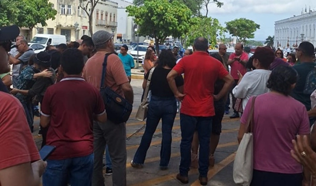 Segunda-feira (06) professores fizeram protesto próximo ao Palácio dos Leões, em São Luís, contra os descontos de 15% de horários a advogados e condenaram o comportamento do Sinproesemma