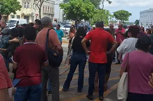 Segunda-feira (06) professores fizeram protesto próximo ao Palácio dos Leões, em São Luís, contra os descontos de 15% de horários a advogados e condenaram o comportamento do Sinproesemma (Foto: Reprodução)