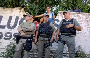 Sem-tetos ocupam terreno na Avenida Gil Martins, polícia acompanha de perto (Foto: Divulgação)