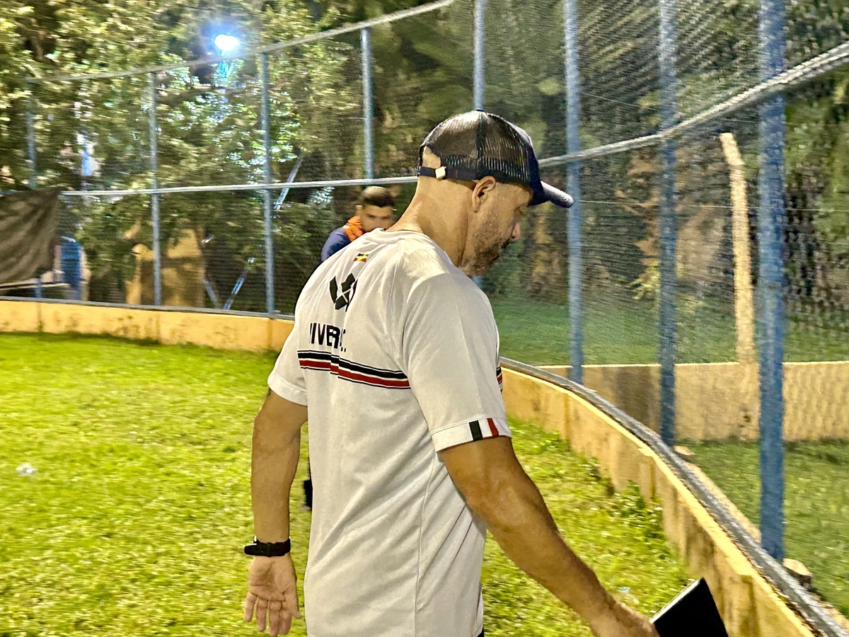 Técnico do River-PI, André Gaspar, sai de campo com a cabeça baixa