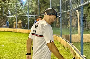 Técnico do River-PI, André Gaspar, sai de campo com a cabeça baixa (Foto: Pedro Melo/Conecta Piauí)