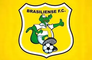 Técnico se demite durante jogo, com a comissão técnica, e médico assume partida na Série D (Foto: Reprodução)