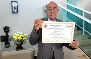 Timonense de 80 anos conclui curso e recebe diploma de bacharel em direito (Foto: Reprodução)