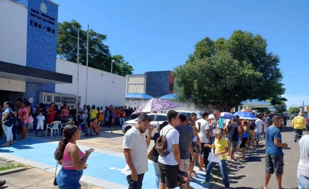 Timonenses enfrentam sol e longa fila para revisar o título eleitoral