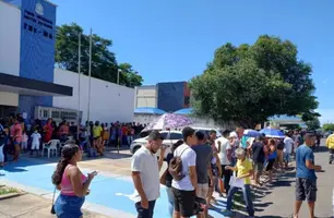 Timonenses enfrentam sol e longa fila para revisar o título eleitoral (Foto: Reprodução)