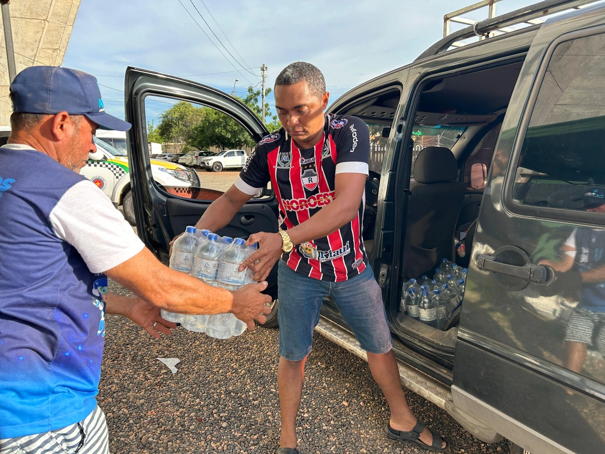Torcedores doam alimentos e roupas para famílias no RS, durante partida da Série D