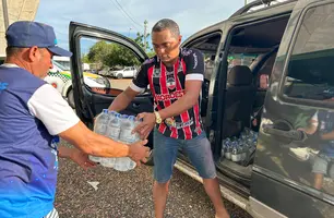 Torcedores doam alimentos e roupas para famílias no RS, durante partida da Série D (Foto: Pedro Melo/Conecta Piauí)