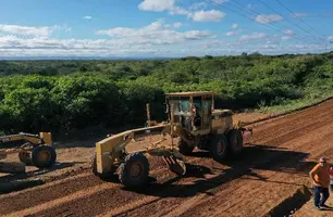 Trator em obras no Piauí (Foto: Conecta Piauí)
