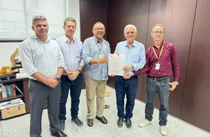 Vice-governador entrega registro de imóvel para construção do IFPI em Esperantina (Foto: Reprodução)