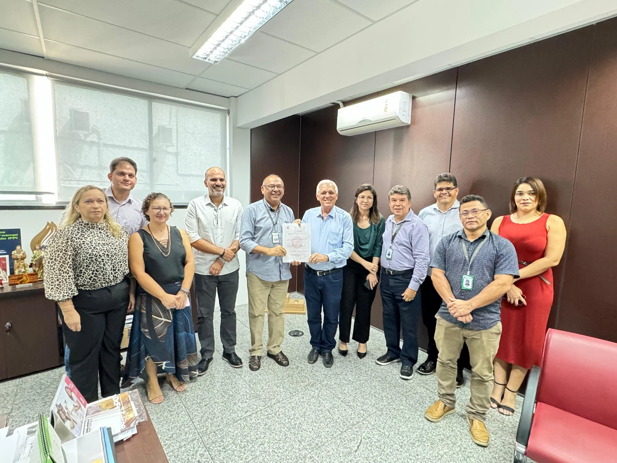 Vice-governador entrega registro de imóvel para construção do IFPI em Esperantina