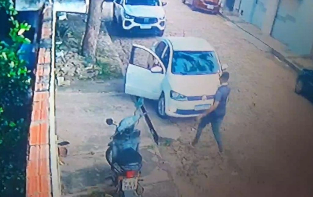 Vídeo flagra bandido roubando carro na presença de criança na zona Sul de Teresina