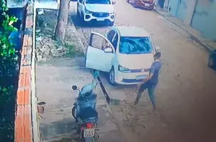 Vídeo flagra bandido roubando carro na presença de criança na zona Sul de Teresina (Foto: Reprodução)