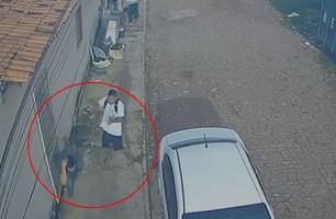 Vídeo flagra homem sendo golpeado com uma machadada na cabeça em Timon (Foto: Reprodução)