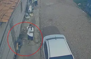 Vídeo flagra homem sendo golpeado com uma machadada na cabeça em Timon (Foto: Reprodução)