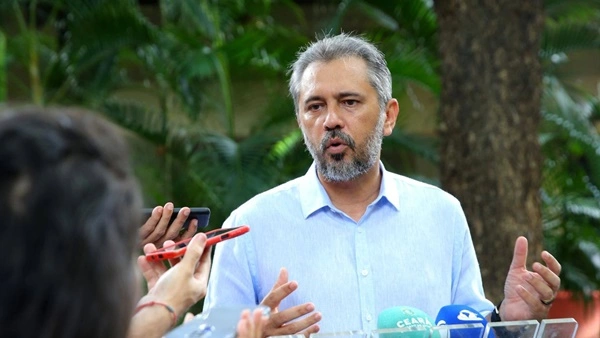 Acima o governador Elmano de Freitas