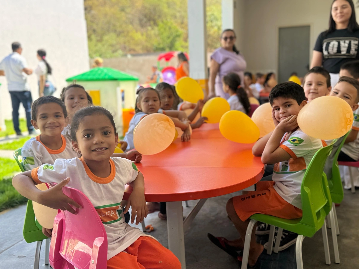 Ainda em Buriti dos Montes, o governador Rafael Fonteles participou da entrega de kit creche na inauguração da Creche Municipal Maria Tatiele