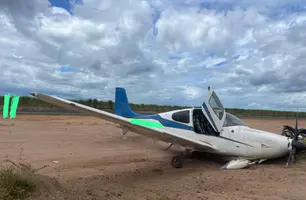 Avião após decolar saiu da pista e caiu em banco de areia em Teresina (Foto: Divulgação)