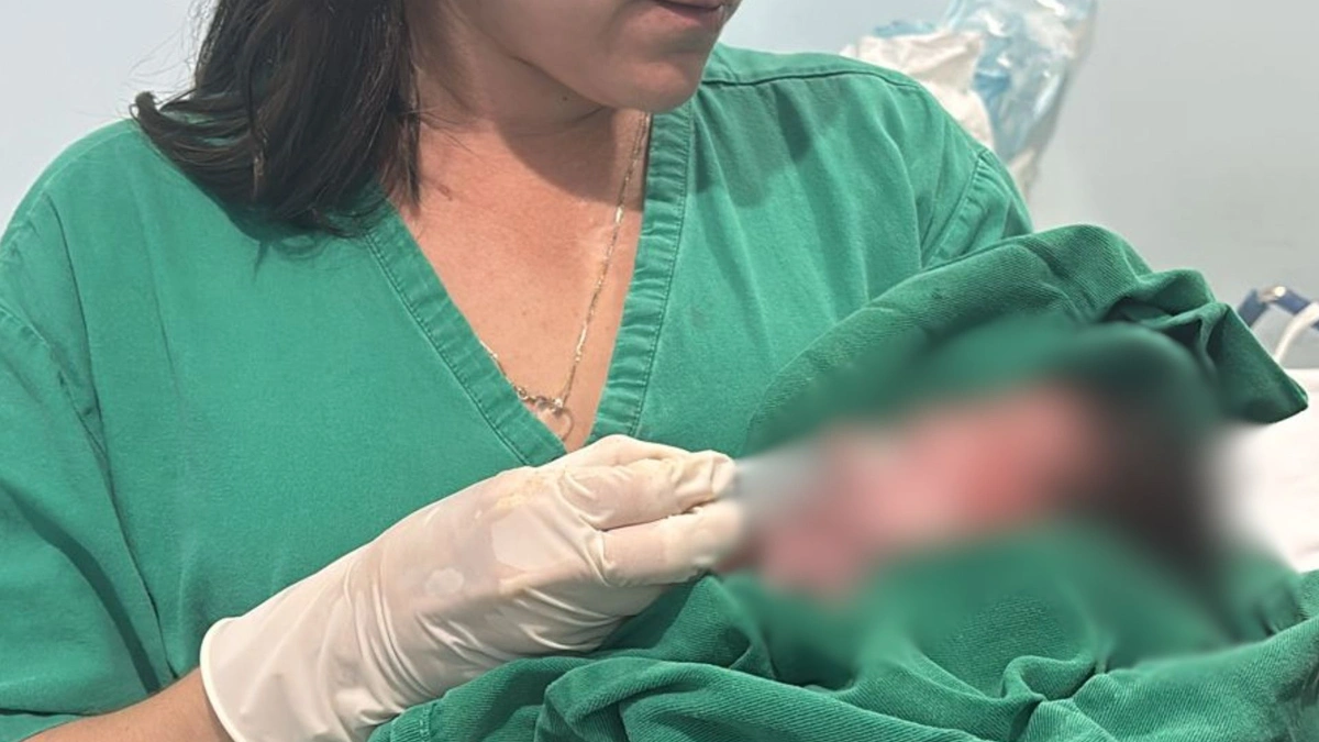 Bebê recém-nascida é encontrada em sacola plástica no lixo de igreja em Teresina