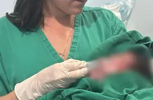 Bebê recém-nascida é encontrada em sacola plástica no lixo de igreja em Teresina (Foto: Reprodução)