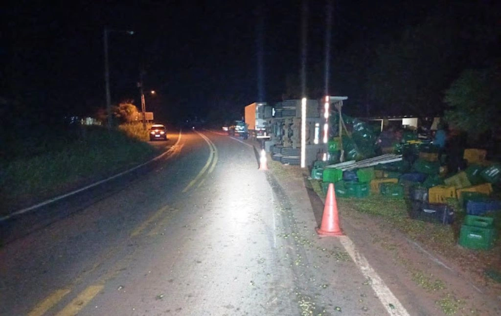 Caminhão com carga de acerolas tomba na BR-402 na zona Rural de Parnaíba