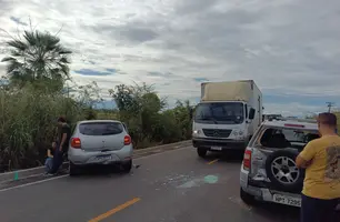 Caminhão usado em obra causa acidente com três carros de passeio em Piauí (Foto: Stefanny Sales / Conecta Piauí)