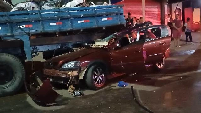 Colisão de carro contra caminhão deixa mulher morta em Picos