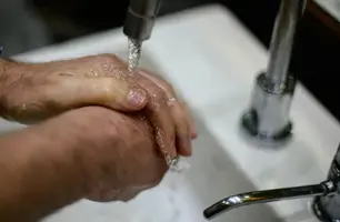 Desperdício de água potável no Piauí cai, mas ainda está bem acima do aceitável (Foto: Marcelo Casal jr/Agência Brasil)