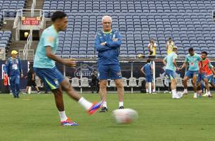 Dorival Júnior comanda o treino no Camping World Stadium (Foto: Rafael Ribeiro/CBF)