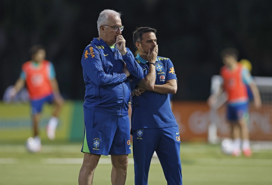 Dorival Junior em treino pela Seleção Brasileira