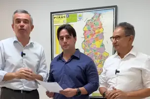 Dr. Hélio anuncia quadra poliesportiva em Parnaíba, ao lado de Washington Bonfim e Flavio Nogueira (Foto: Ascom)