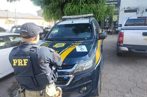 Dupla é presa ao apresentar documentação falsa para liberar veículo em Bom Jesus (Foto: Divulgação/PRF)