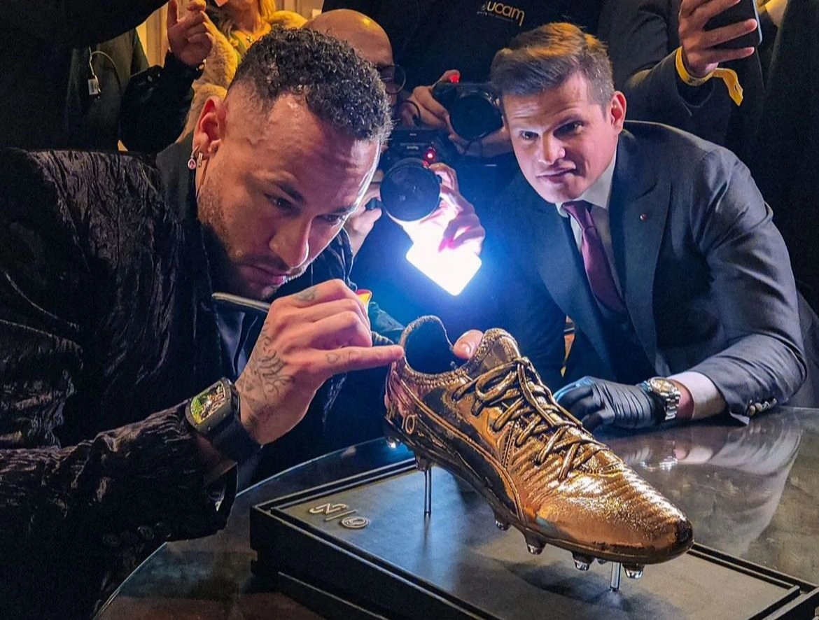 Empresário maranhense arremata chuteira do Neymar com valor milionário