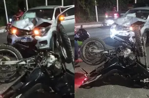 Entregador é arremessado de moto após colisão contra carro em Teresina (Foto: Reprodução)