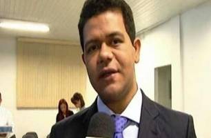 Ex-prefeito Luciano Leitoa cobra posição do pré-candidato Henrique Júnior (Foto: Reprodução)
