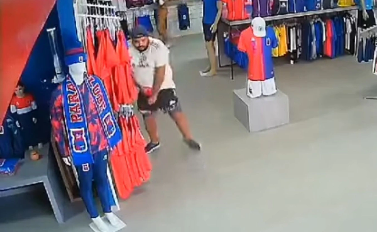 Homem rouba 17 camisas do Paraná Clube dentro da bermuda