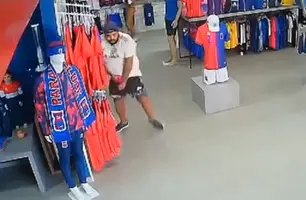 Homem rouba 17 camisas do Paraná Clube dentro da bermuda (Foto: Reprodução)