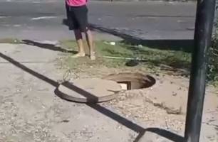 Idoso cai em bueiro aberto enquanto caminhava na zona Sul de Teresina (Foto: Reprodução)