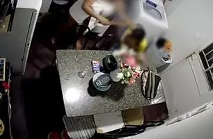 Imagens flagraram momento da agressão (Foto: Reprodução)