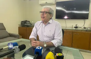 João Vicente Claudino em coletiva de imprensa nesta segunda-feira (25) (Foto: Alessandra Fonseca / Conecta Piauí)