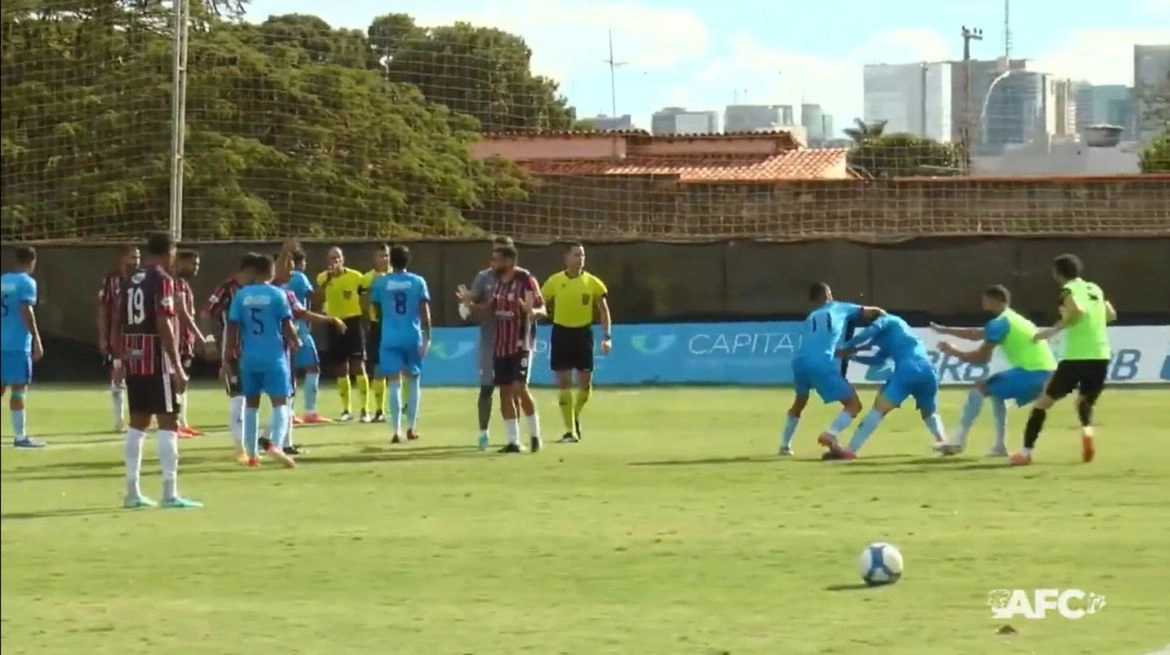 Jogador é expulso, agride árbitro, mas volta a campo durante jogo na Série D
