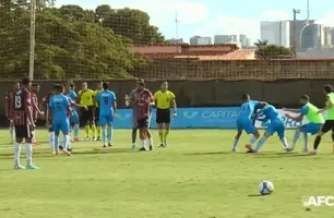 Jogador é expulso, agride árbitro, mas volta a campo durante jogo na Série D (Foto: Reprodução)
