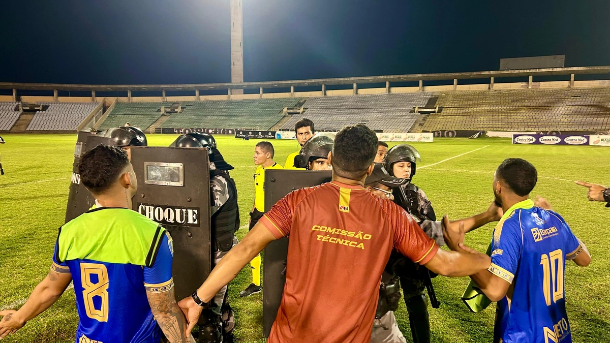 Jogadores do Cametá discutem com a arbitragem e torcedores do River após derrota