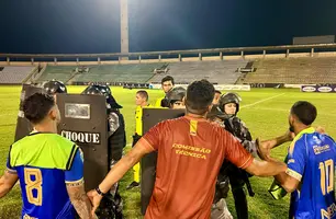 Jogadores do Cametá discutem com a arbitragem e torcedores do River após derrota (Foto: Pedro Melo/Conecta Piauí)