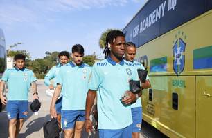 Jogadores embarcam no ônibus para ir ao treino da manhã desta quinta-feira (6) (Foto: Rafael Ribeiro/CBF)